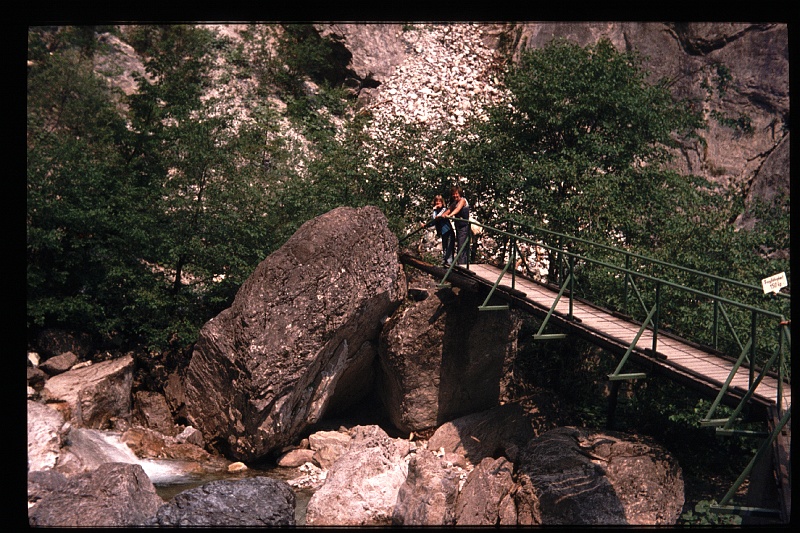 17.Garnitzenklamm jun 1976 Mama,Marion.JPG